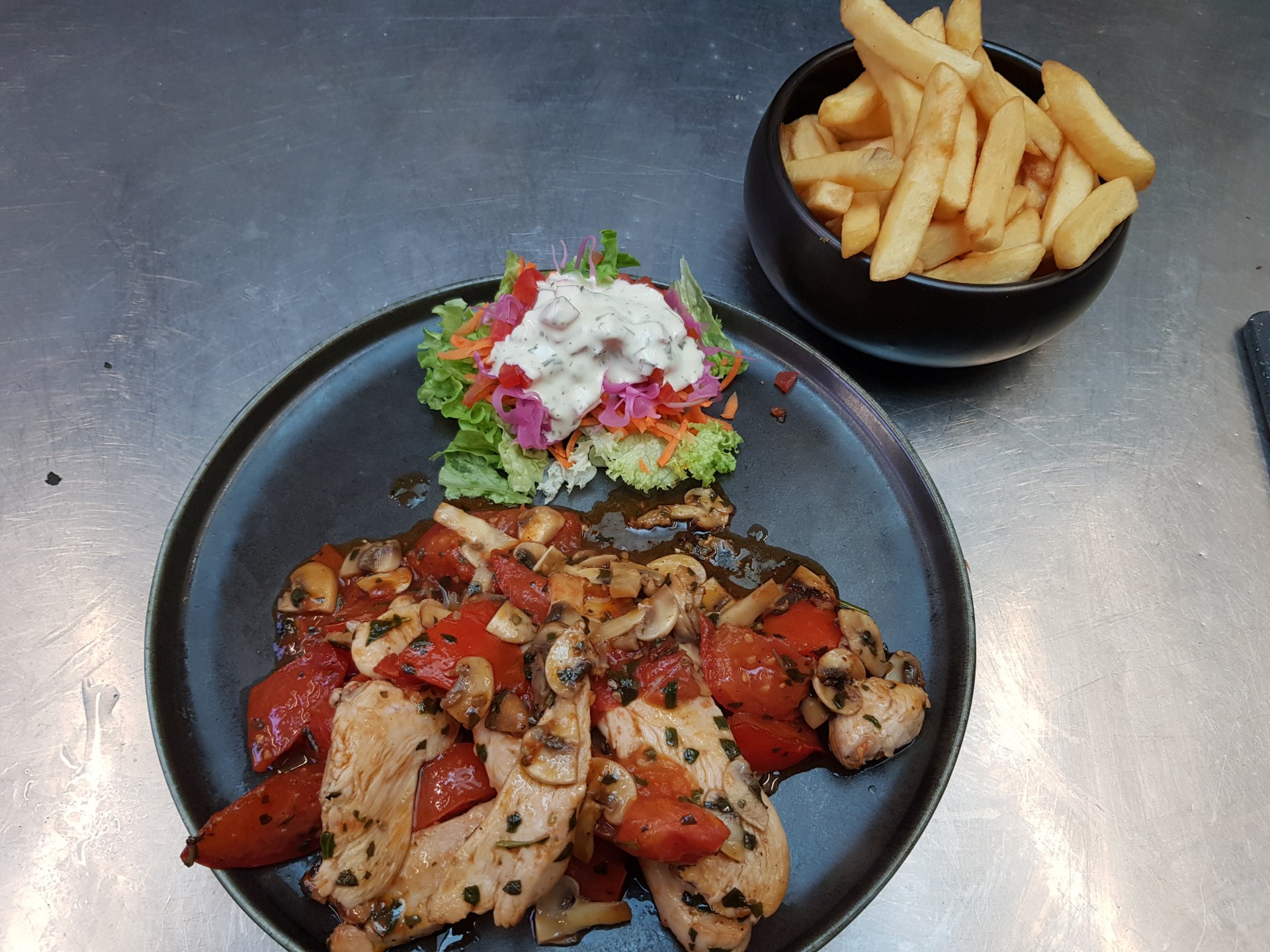 Poulet saute tomate et champignons